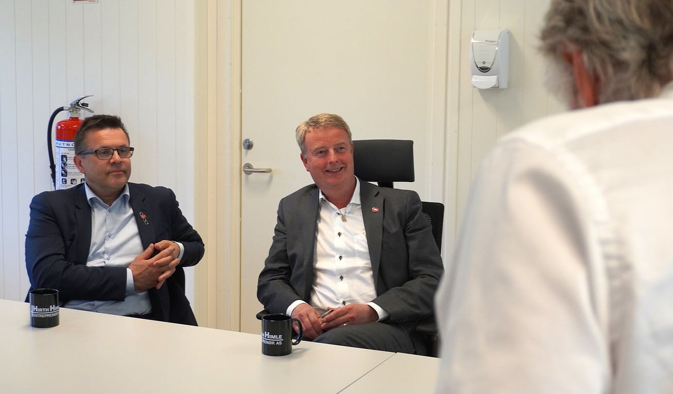 Frank Sve møtte partikollega Terje Søviknes for å få orientering om E39 og Lyseparken. (Foto: Kjetil Vasby Bruarøy)