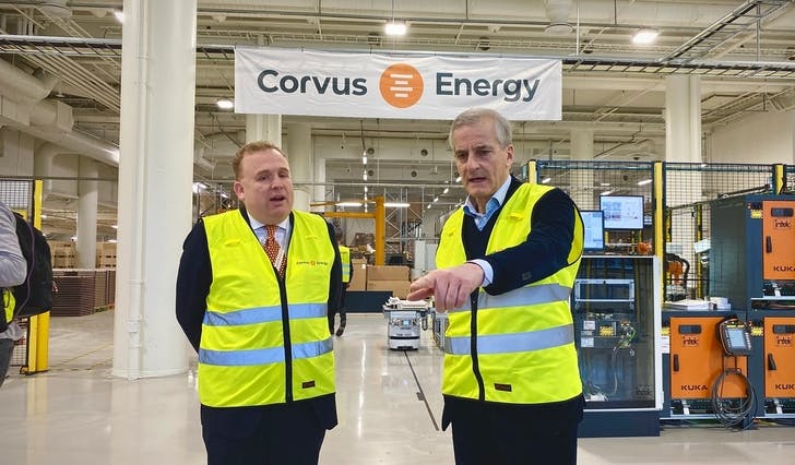 Geir Bjørkeli og Jonas Gahr Støre brukte tida godt i batterifabrikken til Corvus Energy i dag. (Foto: Ørjan Håland)
