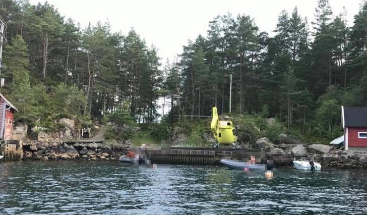 Luftambualnsen landa på Skåtøya. Båtane på bildet skal ikkje ha vore involvert i ulykka. (Lesarbilde, tips@midtsiden.no)