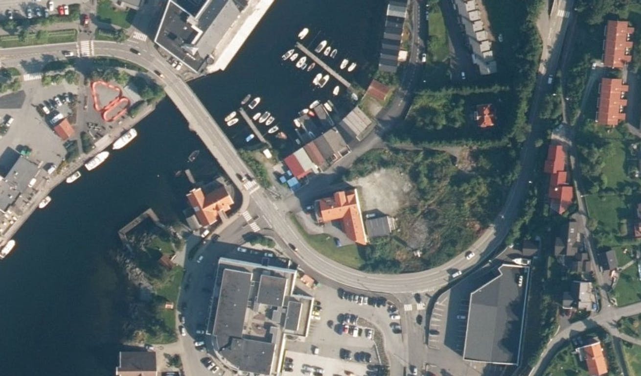 Dagens versjon: Pumptracken som opna i 2019 er med, men ikkje bustadprosjektet i Hamnevegen, som hadde byggestart i 2020. (Foto: norgeibilder.no)