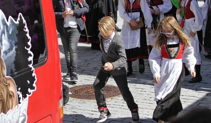 17. maikomiteen vil unngå at ungar løper mellom og bak russebilane. (Foto: Kjetil Vasby Bruarøy)