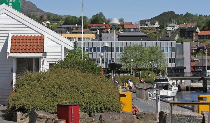 Os gjestebrygge i dag. Førre vert, Os Travel, har flytta ut av bygget dei leigde av Peppes-eigarane. (Foto: Kjetil Vasby Bruarøy)