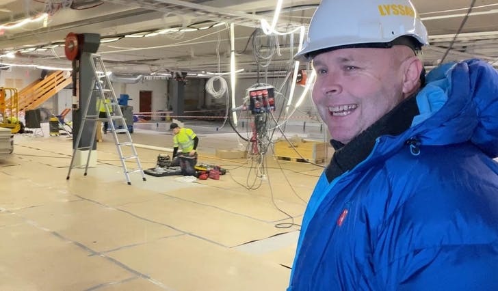 Jahn Ingolf Lyssand kallar prosjektet som skal vera ferdig på fem veker for ekstremsport. (Foto: Skjermbilete)