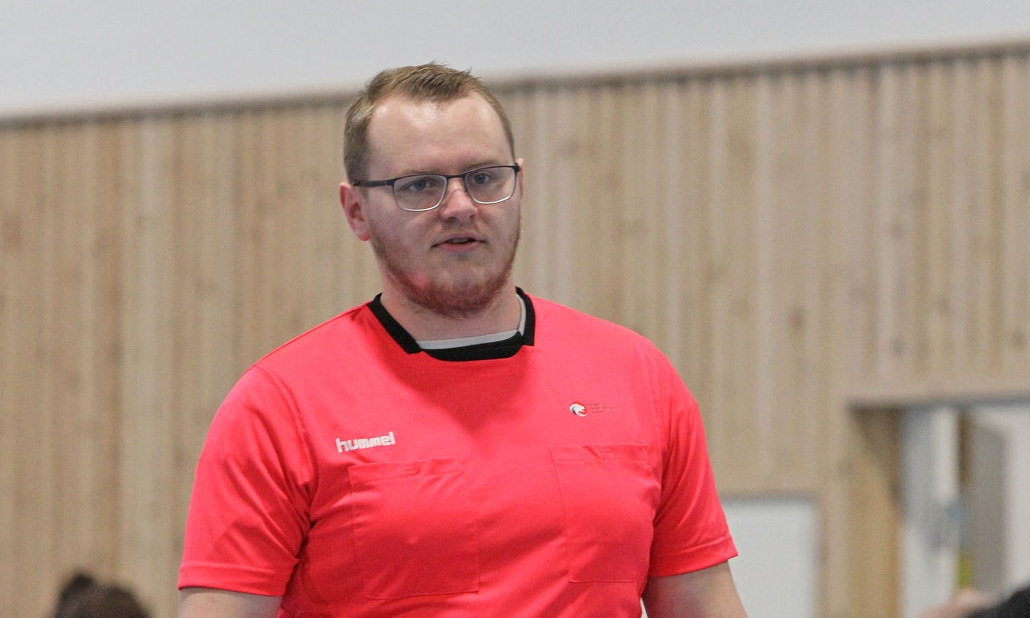 Sportsleg leiar i Os Handball, Ole Jørgen Olsen, dømte kampen. (Foto: Kjetil Vasby Bruarøy)