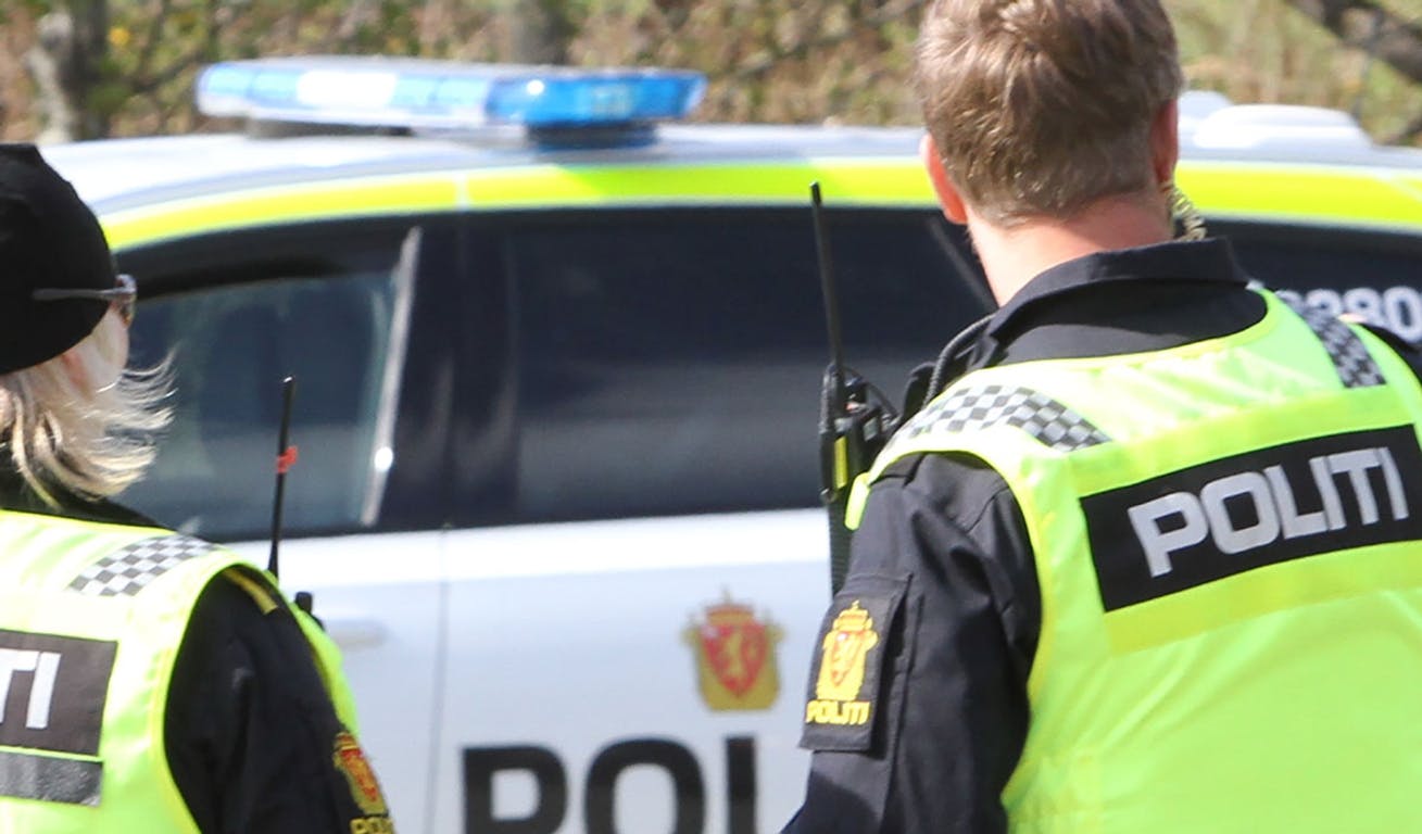 Politi i krysset mellom Hatvikvegen og Solstrandvegen i samband med MC-uhell i mai 2022. (Arkivfoto: Kjetil Vasby Bruarøy)