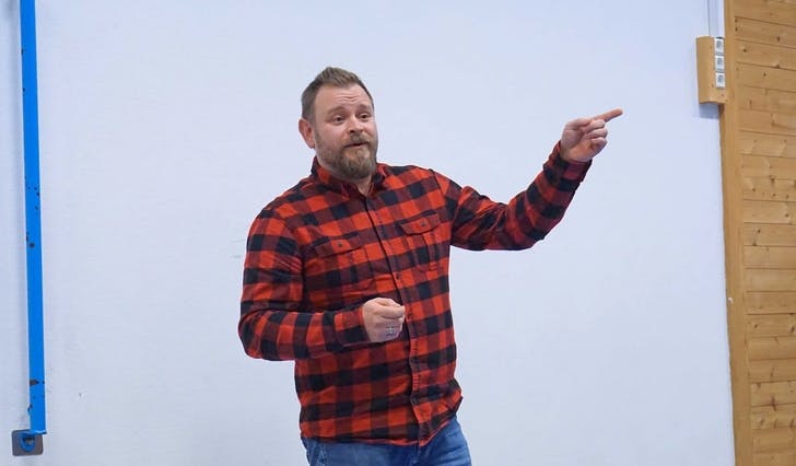 Jan Sverre Nesbø, her på folkemøte om Strøno barnehage. (Foto: Kjetil Vasby Bruarøy)
