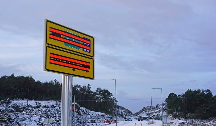 Vegen frå ny E39 til Åsen er klar med skilt og busskur. Traseen vidare til Helleskaret hed fram med å drøya. (Foto: Kjetil Vasby Bruarøy)