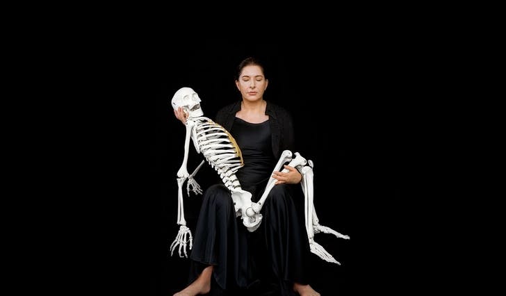 «Holding the Skeleton» av kunstnaren Marina Abramović, 2008. (Pressefoto/Oseana)