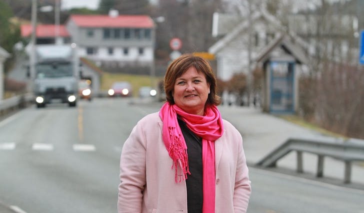 – Eg køyrer her kvar dag - med hjartet i halsen. Trine Lindborg (Ap) har uroa seg over trafikken gjennom Søfteland i ei årrekkje. (Foto: Kjetil Osablod Grønvigh) &nbsp;