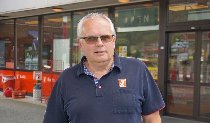 Onsdag 7. september blei siste opningsdag for Erling Andersen sin kiosk. No held han berre bensin- og dieselpumpene i drift på Røykenes. (Foto: Kjetil Vasby Bruarøy)