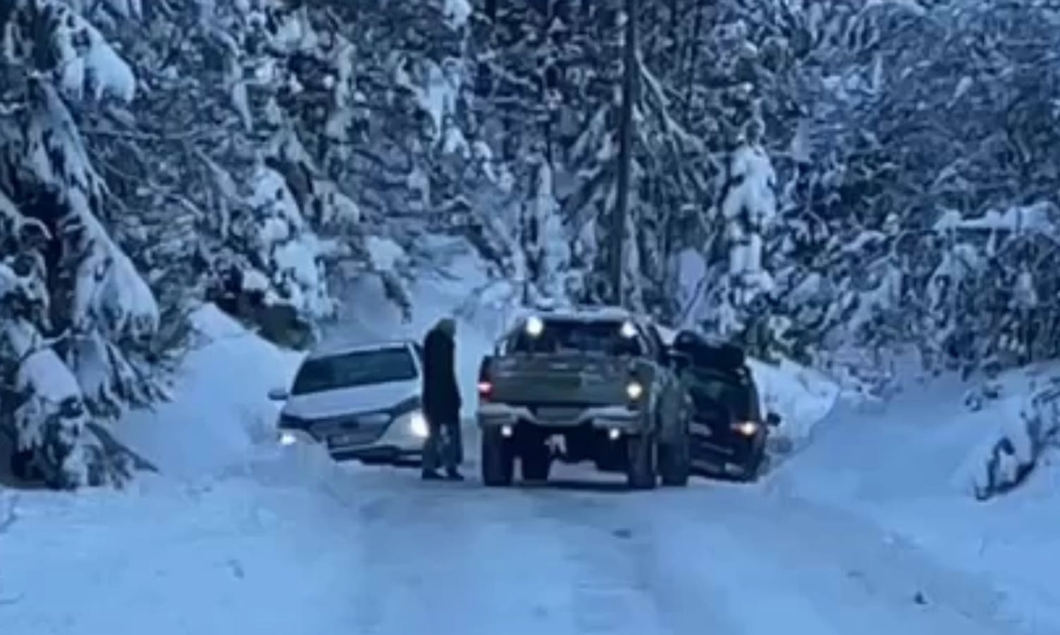 Fleire bilar utfor vegen i Søvikåsen