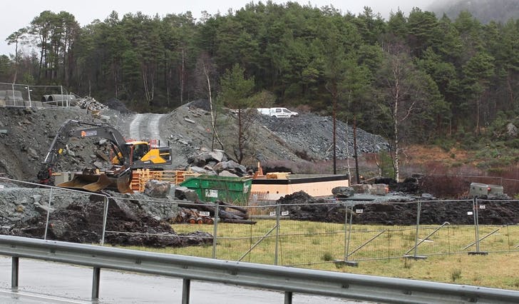 Ved Brandsneset langs E39 har BKK starta bygginga av ein ny transformatorstasjon (foto: Andris Hamre)