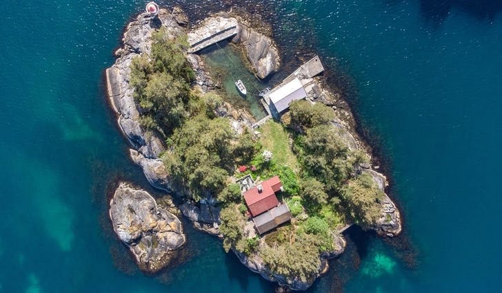 I førre veke kom denne øya med hytte og naust for sal. (Foto: Ole-André Strand)