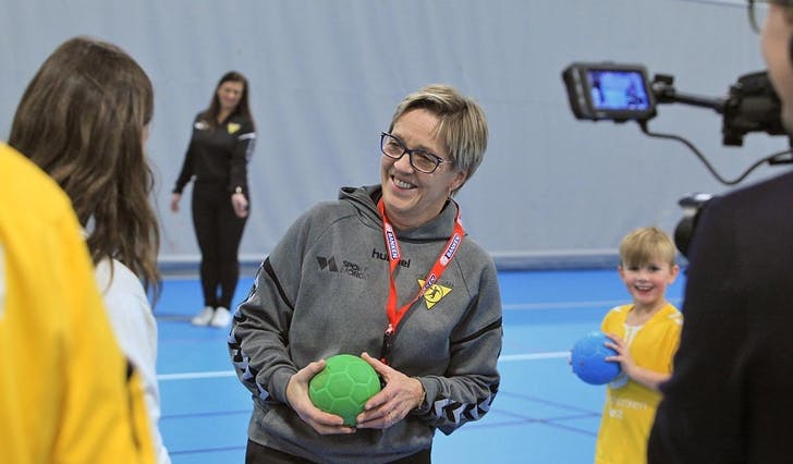 NRK kuppa handballtreninga til G/J7 for å fortelja Brit Eirin Tungeland at ho er finalist til eldsjel-prisen under Idrettsgallaen 2020. (Foto: Kjetil Vasby Bruarøy)
