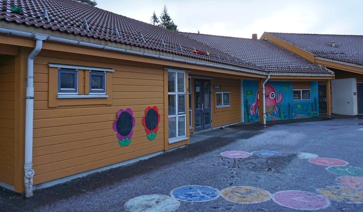 Barnehagen driv i delar av skulebygget i Strøno. (Foto: Kjetil Vasby Bruarøy)