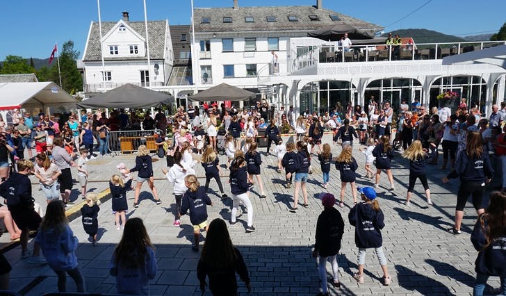 30 dansarar frå Søre Neset Ungdomslag overraska på Øyro laurdag (foto: Andris Hamre)