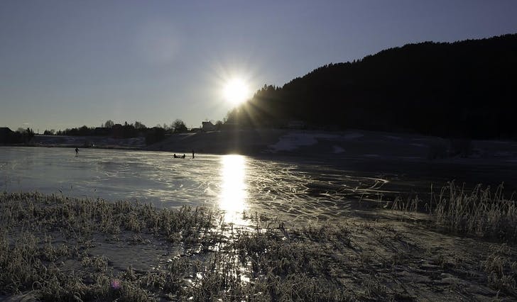 Isen ved sivet langs Ulvenvatnet kan vera tynn og utrygg. Dette bildet er tatt i 2012. (Foto: Ørjan Nilsen)