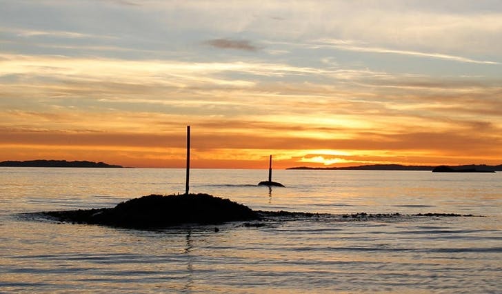 Solnedgang over Korsfjorden set frå Balandsneset, der ei fin hytte nyleg har skifta eigar. (Foto: Kjetil Vasby Bruarøy)