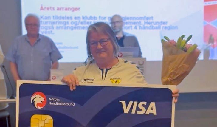 Formann Ingerid Verpe Jacobsen fekk sjekk og blomar frå handballpresident Kåre Geir Lio. (Foto: Privat)