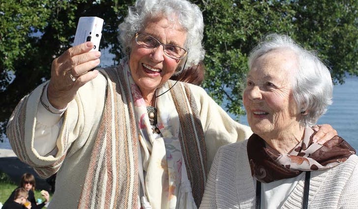 Anne Sofi Grieg Moe (t.v.) tok selfie av seg og venninna Madel Tangen. (Foto: Kjetil Vasby Bruarøy)