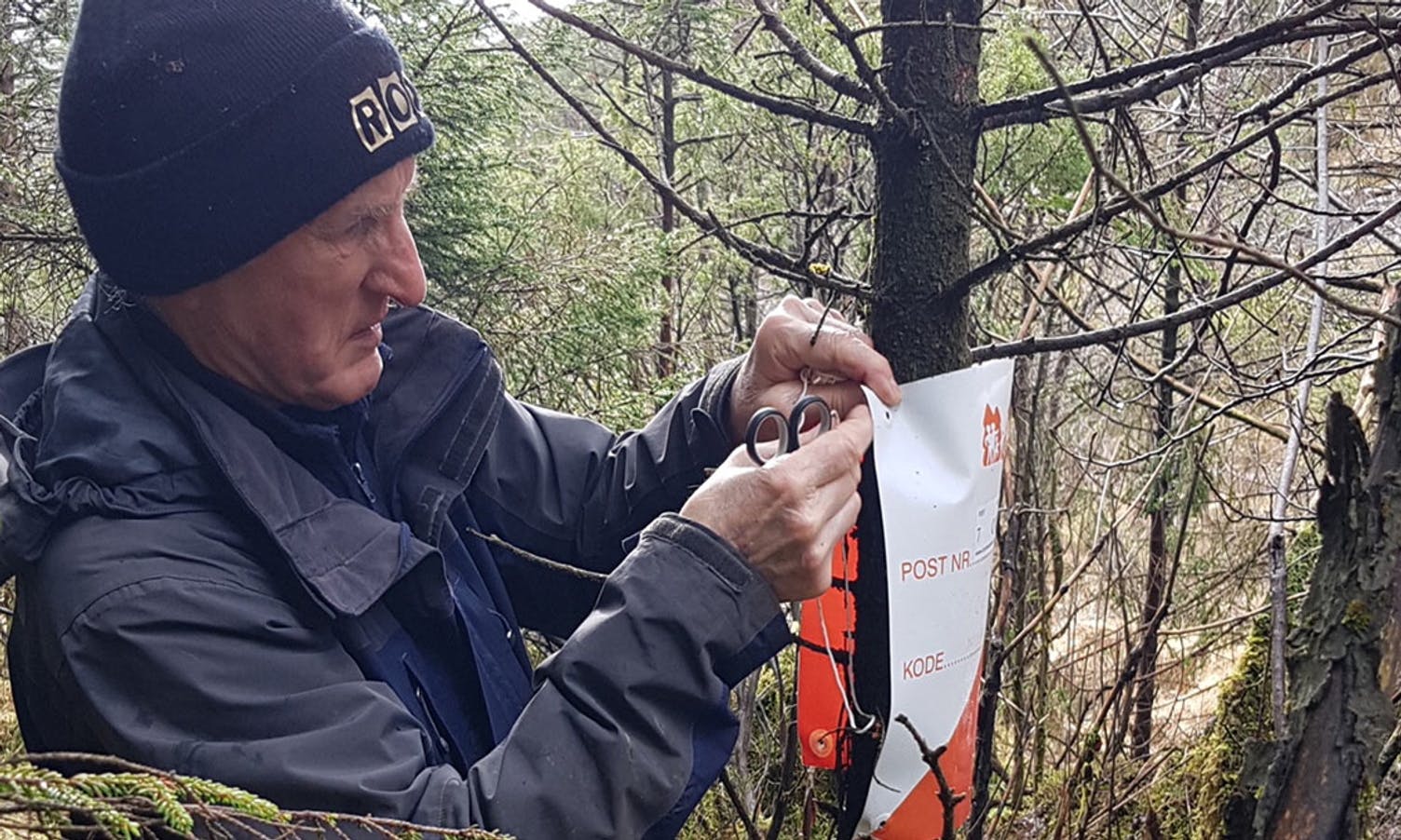 Rolf Nord er aktiv orienteringsløper og henger ut turorienteringspostene i Prestegardskogen. (Foto: Privat)