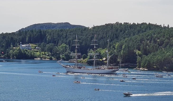 Statsraaden tar farvel med norskekysten. I dag var skuta innom Lysefjorden. (Foto: Mats Engelsen)