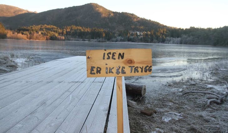 John Lepsøy vil ikkje friskmelda isen på Banktjørna riktig enno (foto: Andris Hamre)