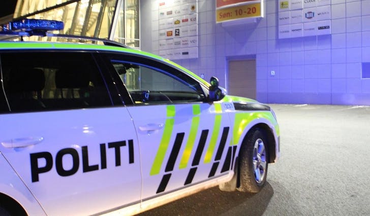 Politiet kontrollerte ein bil som sto parkert ved Amfisenteret laurdag. (Arkivfoto: Kjetil Vasby Bruarøy)