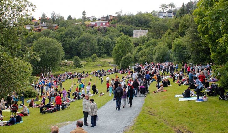 Opp mot 1000 osingar fann vegen til Mobergsvikjo for å feira St. Hans i fjor sommar (foto: Andris Hamre)