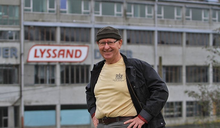 Mons Tore Lyssand ønskjer å gje Lyssandfabrikken og området rundt nytt liv. (Foto: Kjetil Osablod Grønvigh)