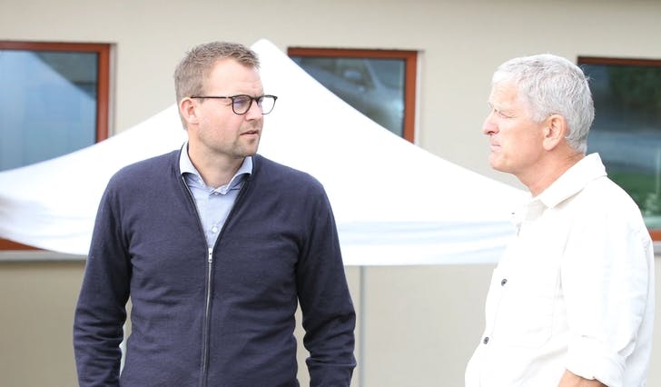 Kjell Ingolf Ropstad besøkte Kongshaug-rektor Henning Iversen i dag. (Foto: Kjetil Vasby Bruarøy)
