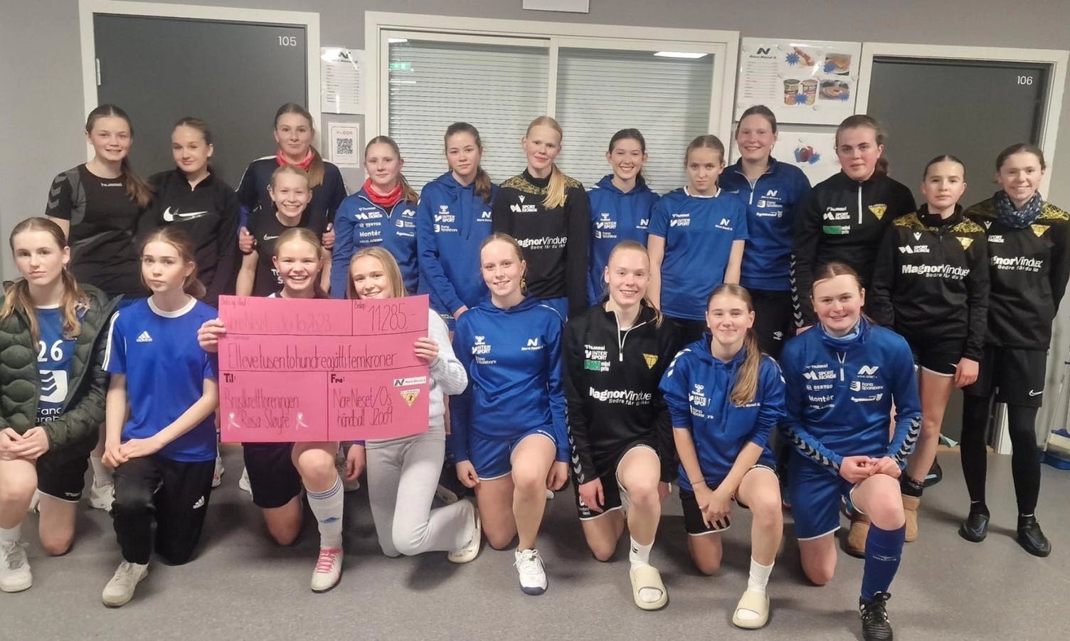 Handball-jentene samla inn over 11.000 kroner. (Foto: privat)