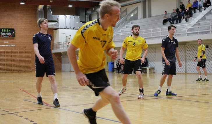 Jørgen Wold i steget i sesongens første heimekamp. Os slo NHHI med ti mål. (Foto: Kjetil Osablod Grønvigh)