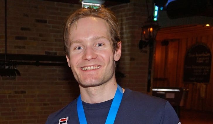 Sverre Lunde Pedersen, her med nyvunnen VM-medalje i Heerenveen, stiller opp for Askeladden og Opptur. (Foto: Kjetil Vasby Bruarøy)