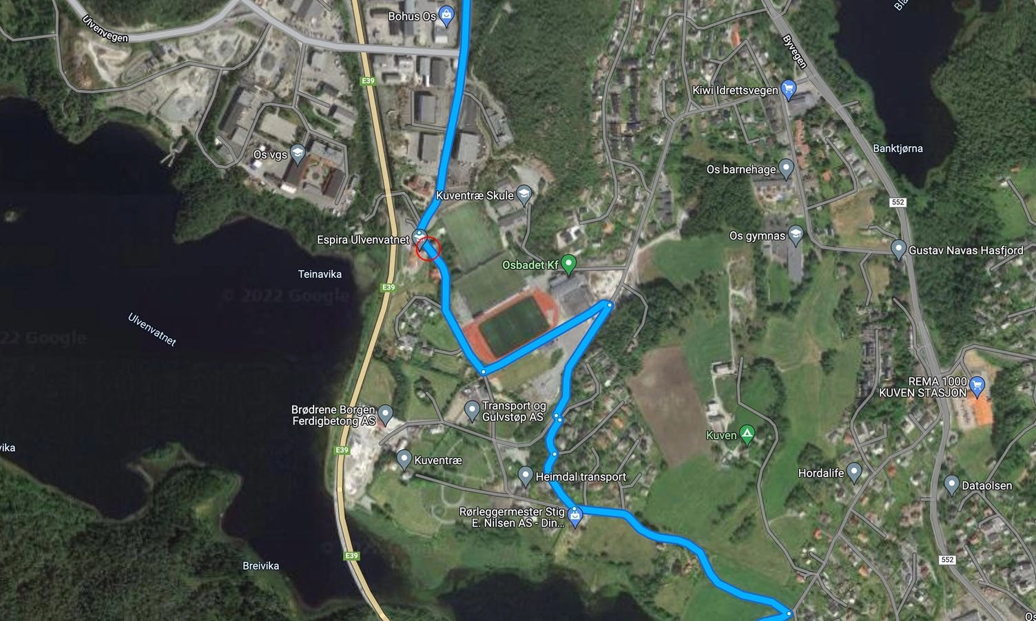 Område med bom markert med raud sirkel. Vegen er del avskilta sykkelrute frå Bergen til Haugesund. (Google Maps)