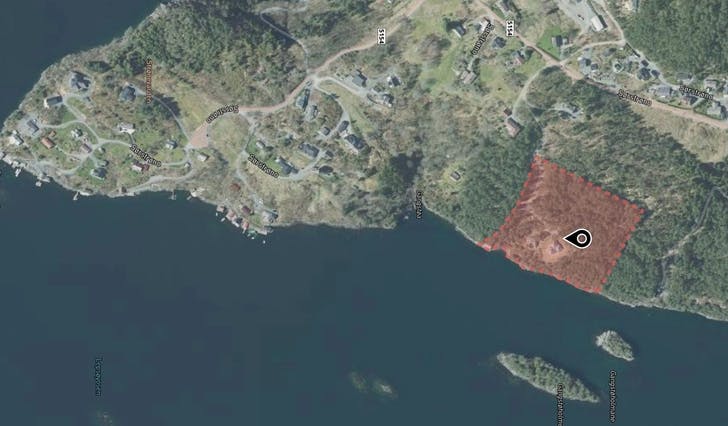 PRIVATISERING?: Flere av naboene et stykke unna har flytebrygge, men søker i området markert rødt fikk nei av både administrasjon og 5 av 9 lokalpolitikere. (Kart: Norkart/kommunekart.com)
