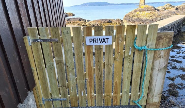 Fleire turgåarar reagerer etter at denne porten med skilt blei sett opp i Kobbavågen i helga. (Lesarbilde, tips@midtsiden.no)