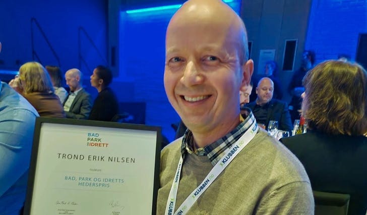Teknisk sjef i Os idrettspark, Trond Erik Nilsen, overraska med pris under «Badeteknisk 2023». (Foto: Os idrettspark)