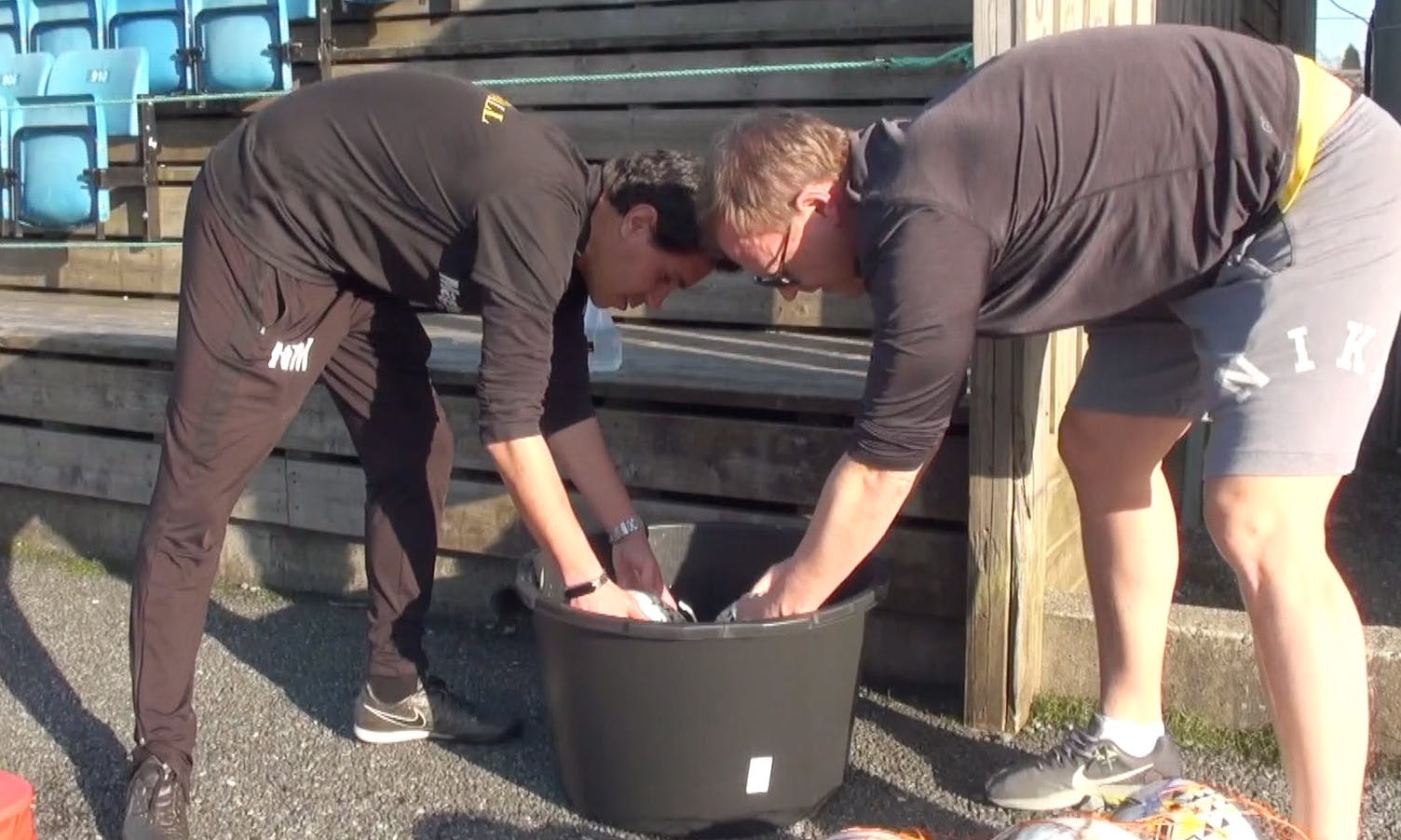 Nuno og Ivar Johannessen vaskar utstyr før treninga.