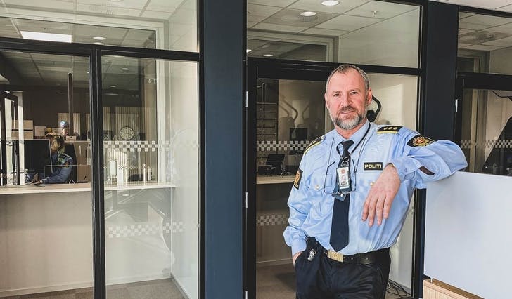 Lensmann Oddbjørn Dyrdal framfor den nye passautomaten som snart kjem i drift. (Foto: Ørjan Håland)