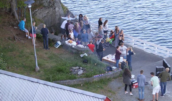 Ungdomar som grilla på Kongshaug Musikkgymnas sin kai redda guten som velta med gummibåt mellom Lepsøy og Brimsholmen i kveld. (Foto: Kjetil Vasby Bruarøy)