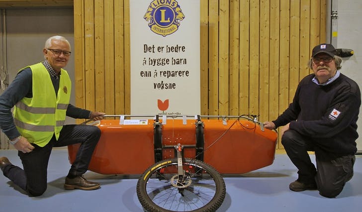 President i Lions Os, Harald Grotle (t.v.) og leiar i Os Røde Kors hjelpekorps, Atle Vågstøl, med den nye båra. (Foto: KVB)