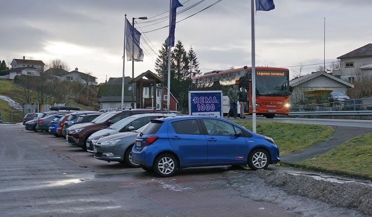 Etter 10 år med pendlarparkering hos Rema 1000 Kuven stasjon, ville fylket ikkje laga ny avtale. (Foto: Kjetil Vasby Bruarøy)