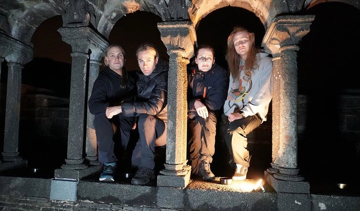 Notörious spelte førre helg inn musikkvideo i Lyse kloster-ruinane. (Foto: Kjetil Vasby Bruarøy) 
