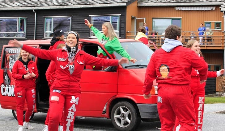 Seks bilar med russ starta rulling i Os med dans utanfor Luranetunet. (Foto: Kjetil Vasby Bruarøy)