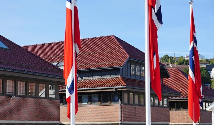 Flagga var heiste, men blafra lite bak rådhuset på valdagen i dag. (Foto: Kjetil Vasby Bruarøy)