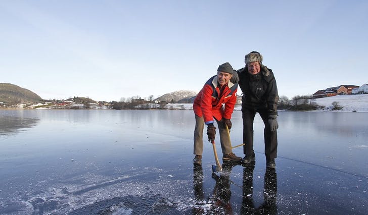 John Lepsøy (t.v.) og Oddvar Olsen på Ulvenvatnet i dag. (Foto: Kjetil Vasby Bruarøy)