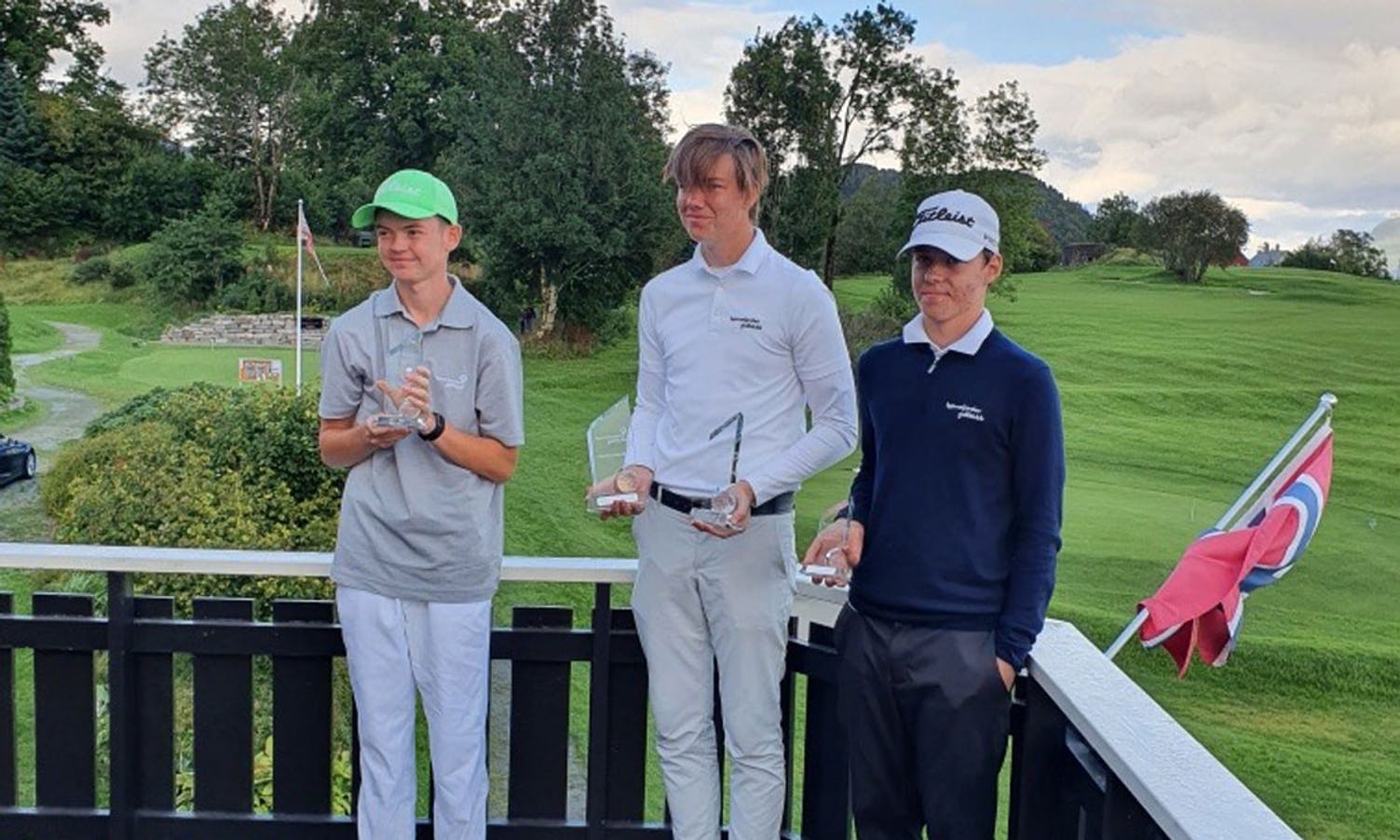 Matthias Pedersen, Nils Gunnar Holemark og Tobias Arntzen trona øverst blandt juniorane i årets klubbmeisterskap i golf. Foto: Bjarte Wiberg.