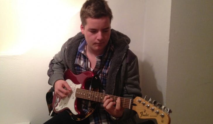 Hans-Marius Johnsen med den nye Fender Stratocasteren (privat foto)