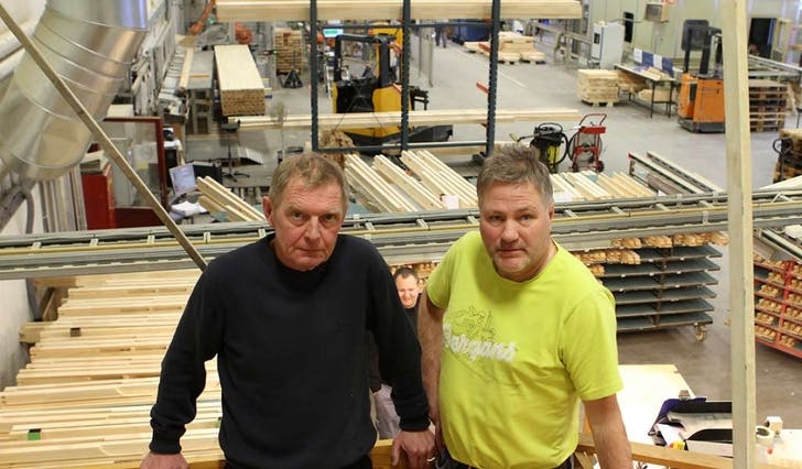 Egil Lyssand (t.v.) og Dagfinn Mjånes har jobba 42 år og 38 år ved Lyssand Treindustri. (Foto: Kjetil Vasby Bruarøy)&nbsp;